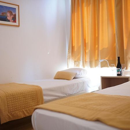 Hotel Sissy Kamena Vourla Buitenkant foto
