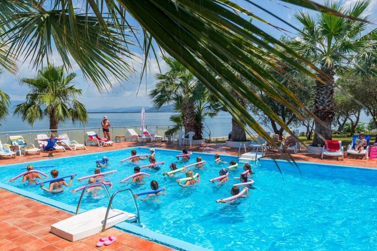 Hotel Sissy Kamena Vourla Buitenkant foto