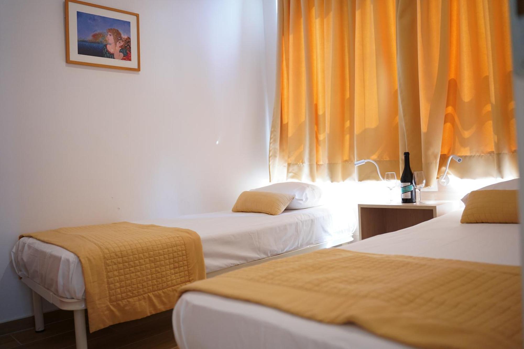 Hotel Sissy Kamena Vourla Buitenkant foto